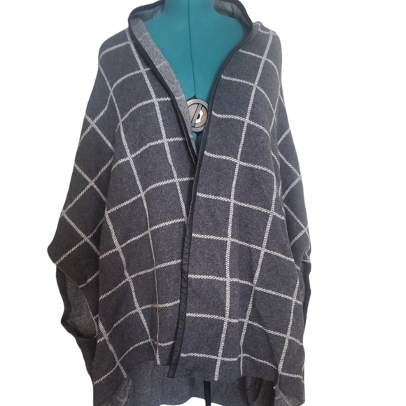 ST. John Wool Poncho With Lamb Leather Trim. - Picture 6 of 11